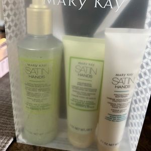 Satin Hands by Mary Kay gift set